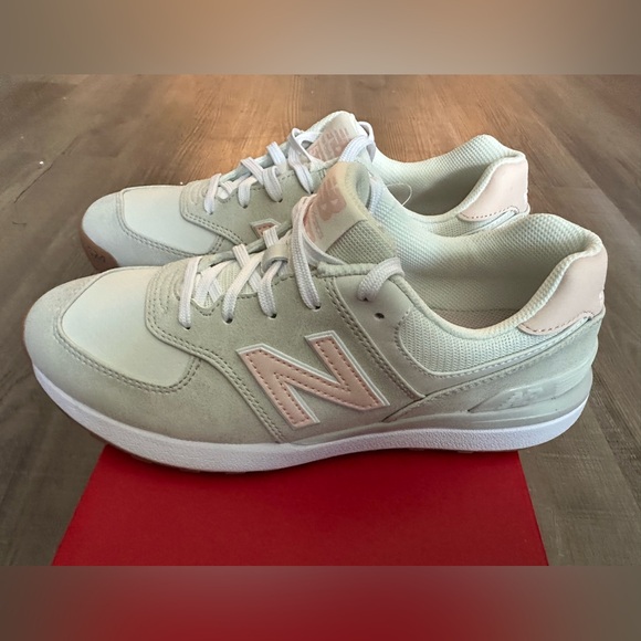 New Balance Women's Sneakers in Light Grey and Pink - Picture 4 of 9